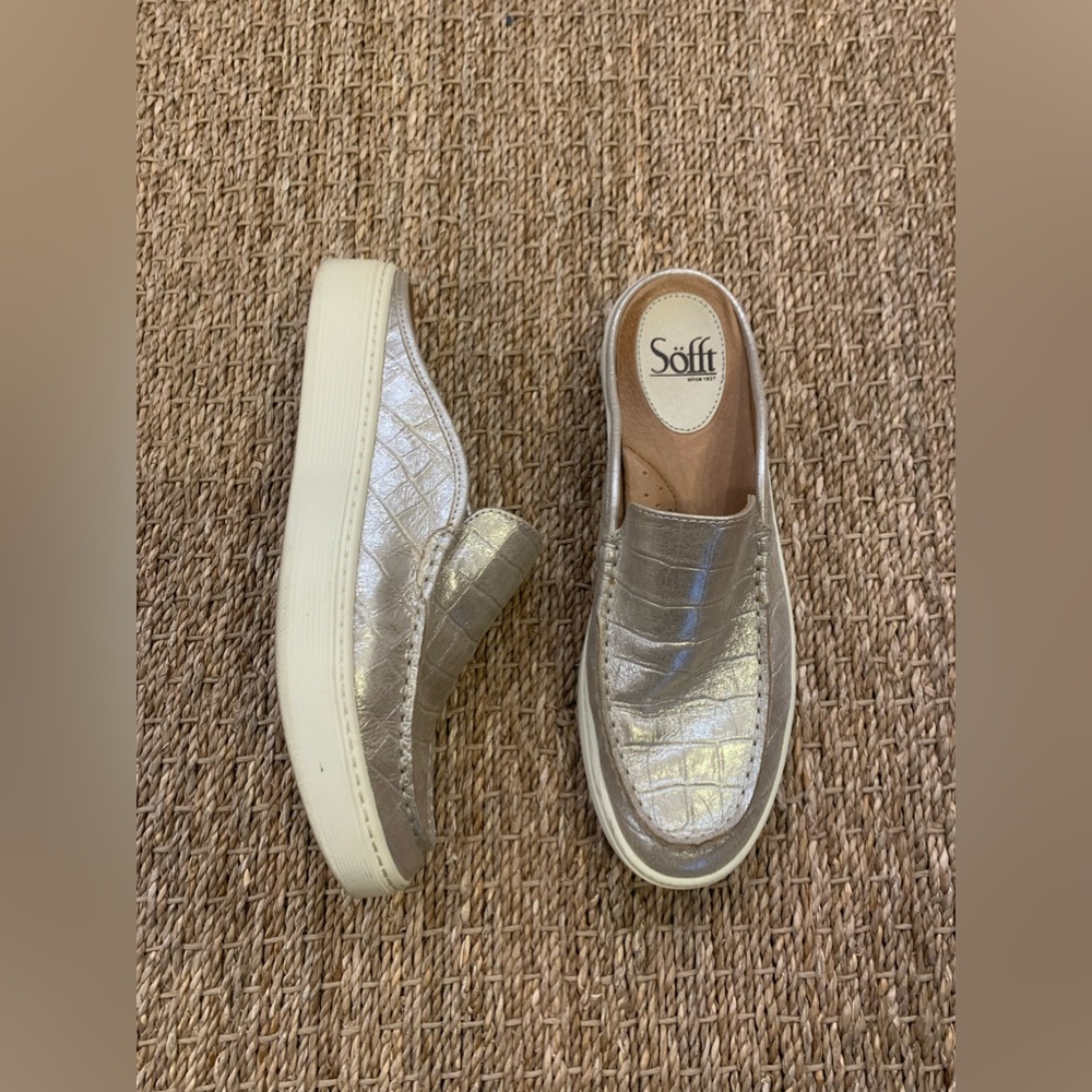 Sofft Slip On Silver Leather Shoes size 8 Comfortable!